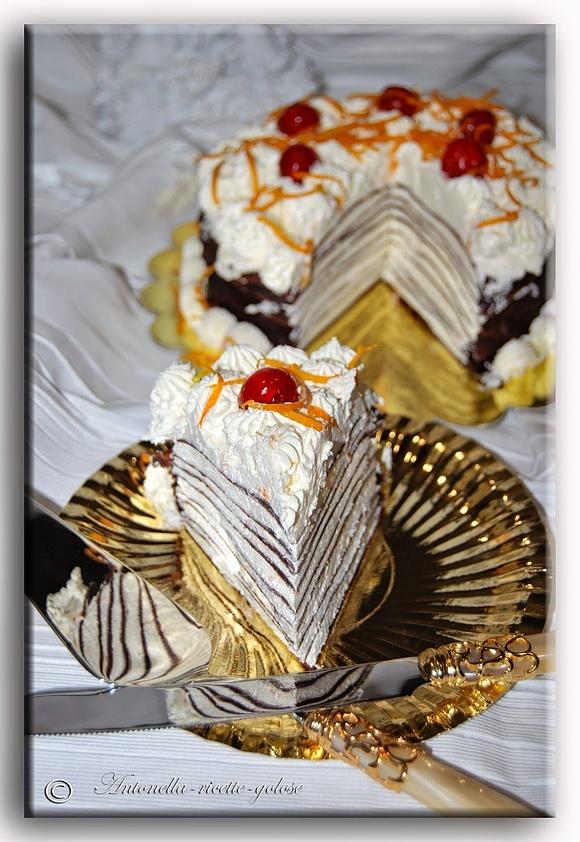 Torta di crepes al cioccolato con crema all'arancia