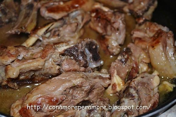 Agnello gustoso con aglio, acciughe e vino bianco