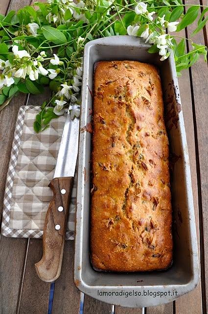 Torta ai fiori d'acacia e mandorle