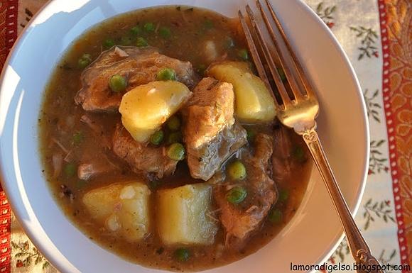 Spezzatino di carne con patate e piselli