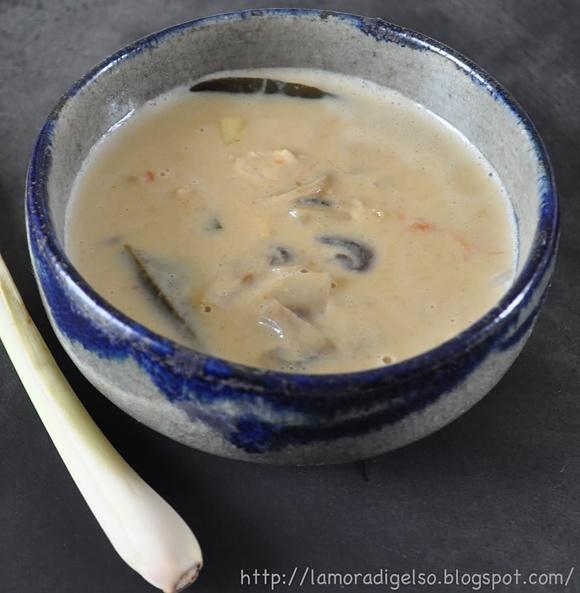 Zuppa thai di pollo citronella e funghi