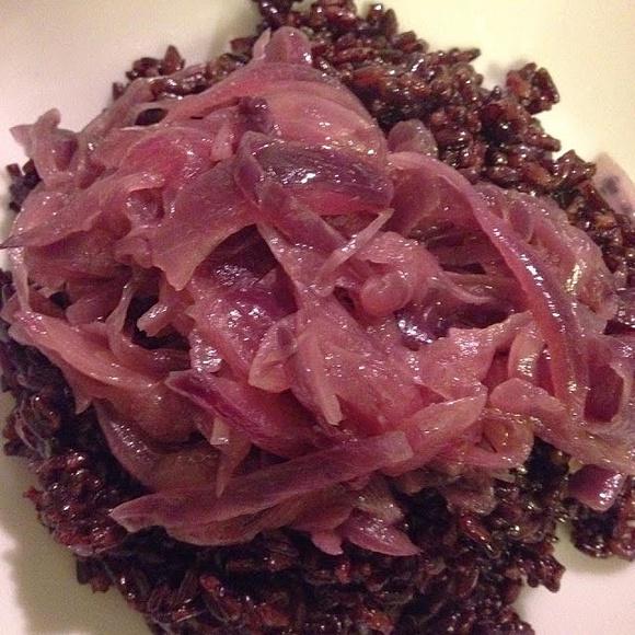 Risotto venere con cipolle rosse stufate