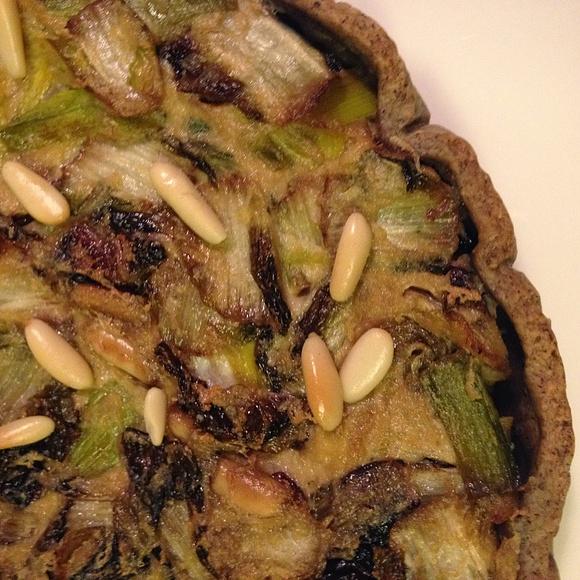 Torta salata con ripieno di tofu, radicchio e pinoli