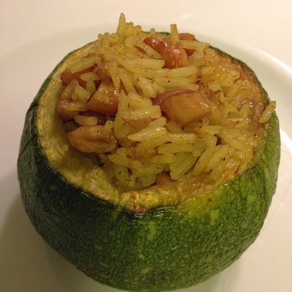 Zucchine tonde ripiene con riso basmati, curry e anacardi
