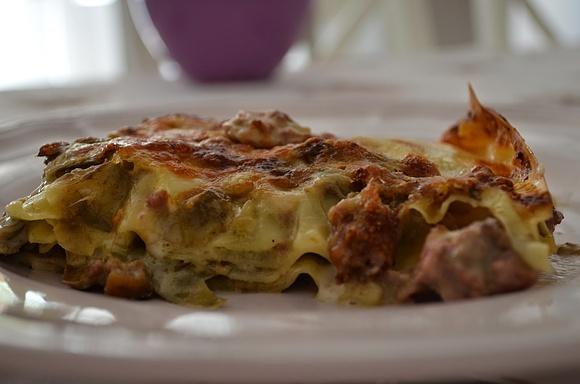 Lasagna carciofi funghi e salsiccia