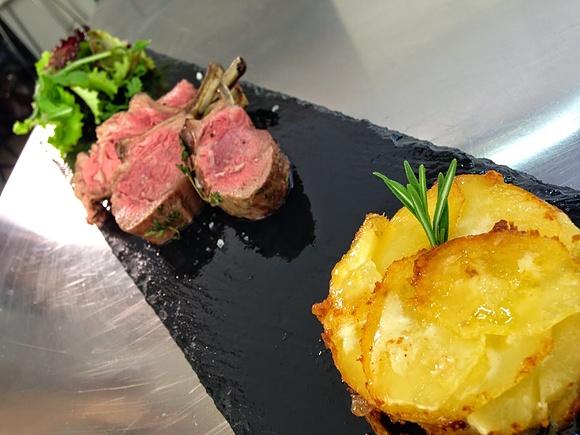 Carré d'agnello con gratin di patate - Video ricetta