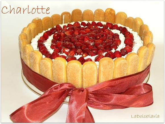 Charlotte con mousse di fragole e bavarese allo yogurt