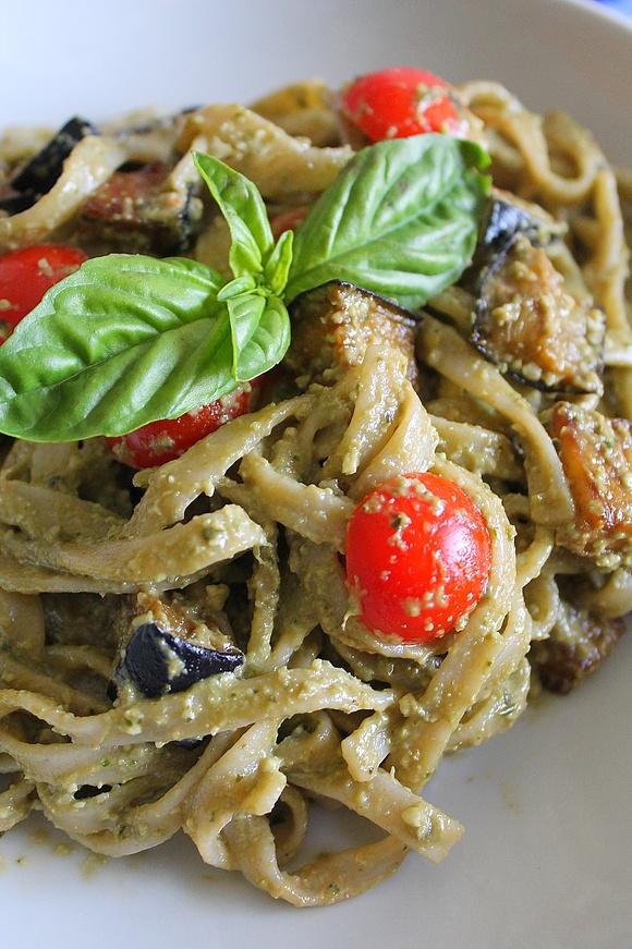 Fettuccine al grano duro senatore cappelli con pesto, melanzane fritte e pomodorini