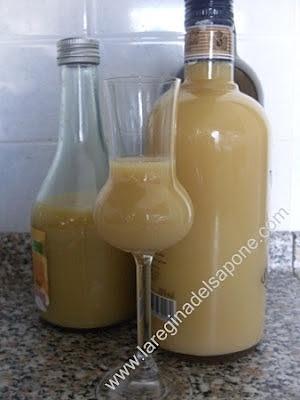 Antico liquore all'uovo con uova intere