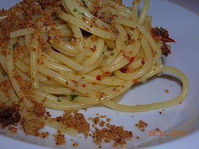 Spaghetti con capuliato e mollica tostata