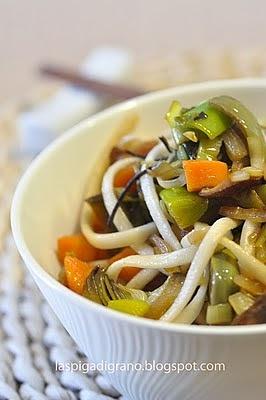 Noodles al wok con verdure, alghe e Shiitake