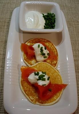 Blini veloci e leggeri con salmone, fromage blanc e crusca d'avena