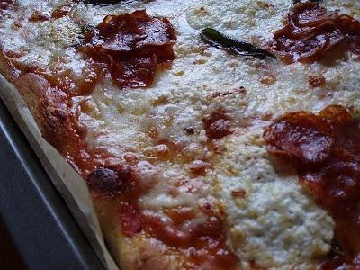 Pizza soffice al salame piccante, caprino e salvia