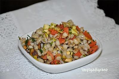 Insalata di orzo con salmone e pistacchi
