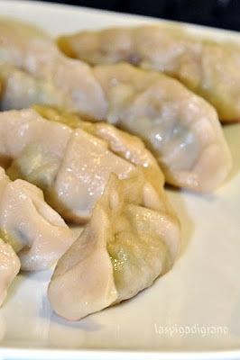 Gyoza giapponese con salsa tamari e wasabi