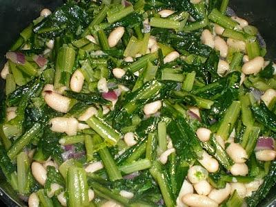 Catalogna con fagioli cannellini e cipolla rossa