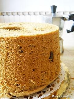 Chiffon cake al caffè con gocce di cioccolato