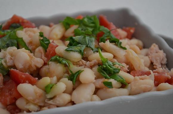 Insalata di fagioli cannellini con tonno e pomodori