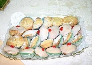 Bocconotti Puglia con crema di limone e ciliegie