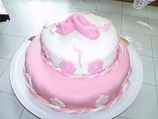 Torta ballerina per festa con decorazioni marshmallow e riso soffiato