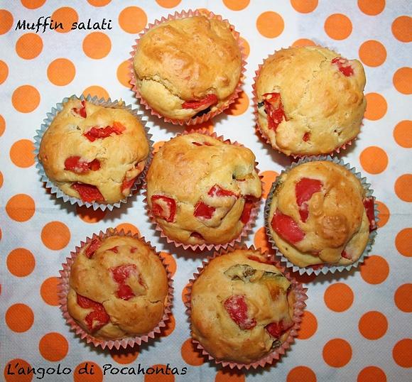 Muffin salati con peperoni e olive