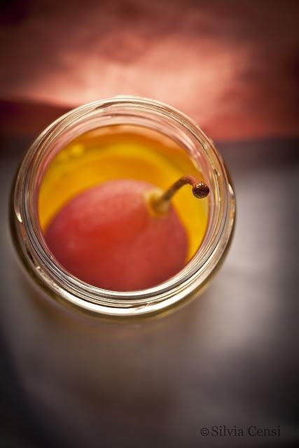 Pere surreali al vino rosso e zabajone