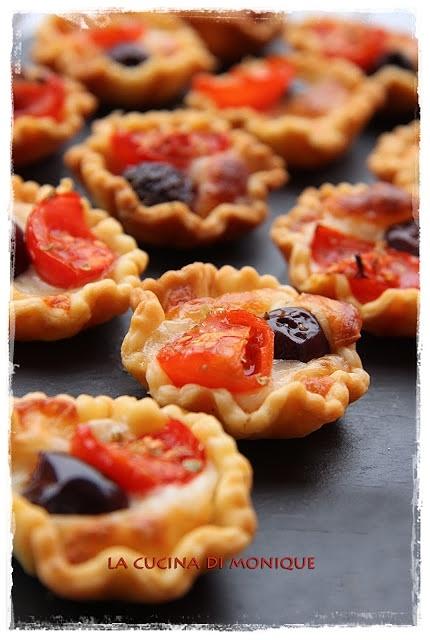 Tartellette salate con olive, pomodorini e scamorza