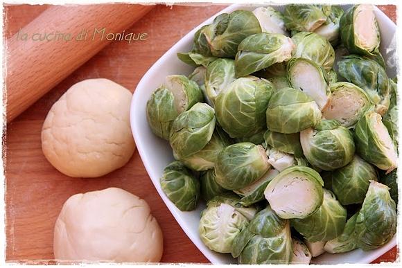 Torta salata con cavolini di Bruxelles, fettine di patate e stracchino