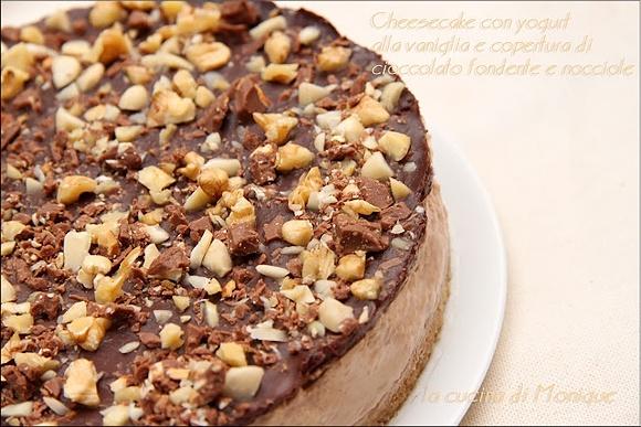 Cheesecake allo yogurt alla vaniglia con copertura di cioccolato fondente e nocciole