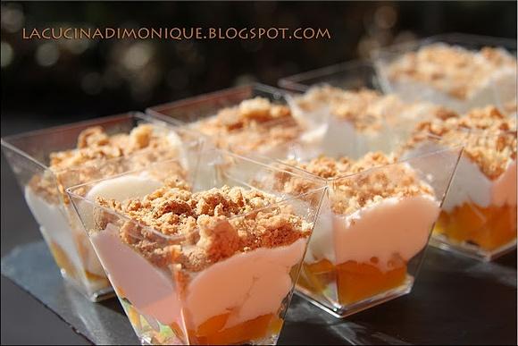 Crema di panna, mascarpone e yogurt con pesche e amaretti