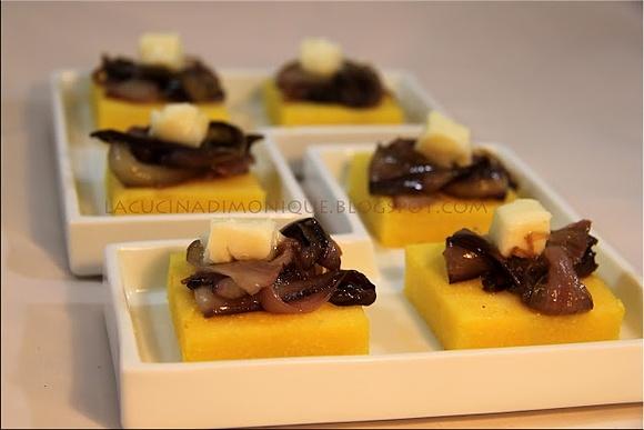 Crostini di polenta con radicchio caramellato e cubetti di taleggio