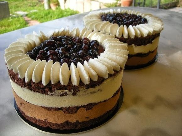 Torta bavarese ai due cioccolati con decorazione di ciliegie sciroppate