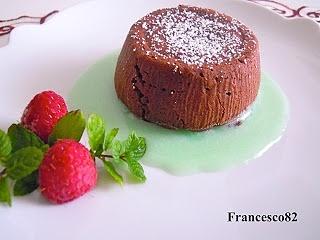 Tortino di fondente con cuore morbido e salsa alla menta verde