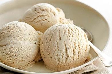 Gelato alla banana con gelatiera