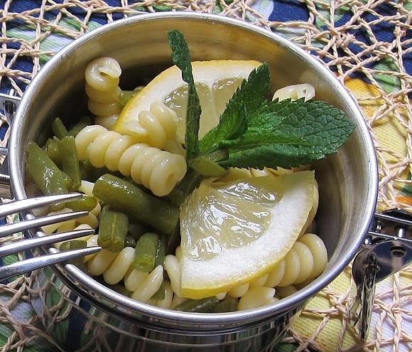 Pasta fredda con fagiolini limone e menta