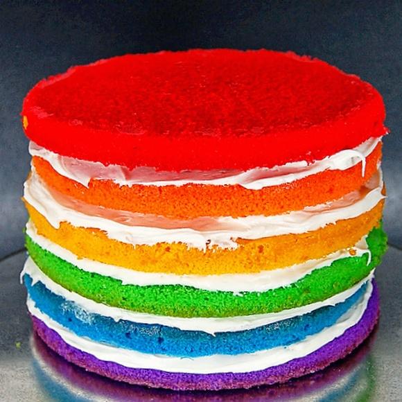Arcobaleno di torta, Rainbow Cake colorata e decorata