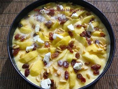 Torta di mele, uvetta e pinoli