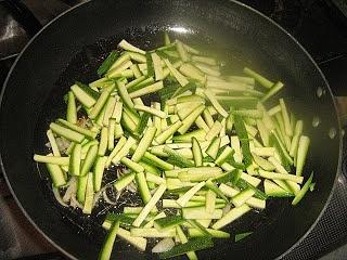 Pasta con zucchine, gamberetti e zafferano