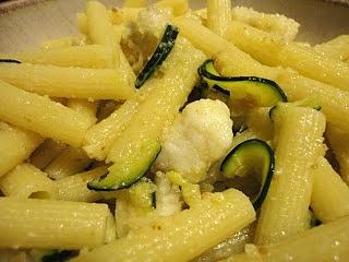 Sedanini con zucchine e bocconcini di rana pescatrice croccanti