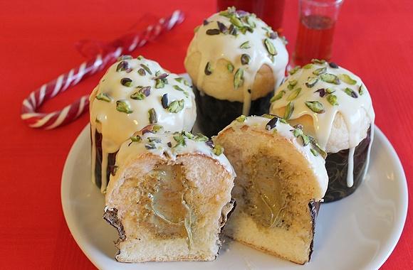 Mini panettoni con crema al pistacchio ricoperti di cioccolato bianco e pistacchio tritato