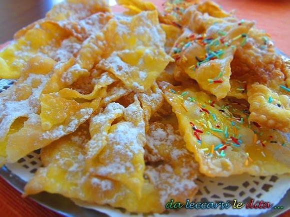Frappe e chiacchiere faworki dolci di Carnevale