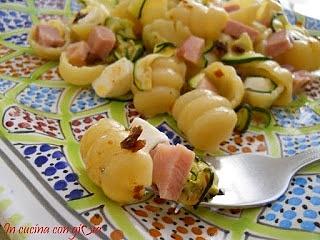 Pasta fredda con zucchine, mozzarella e prosciutto cotto