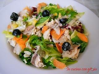Insalata di sgombro con ortaggi e olive nere