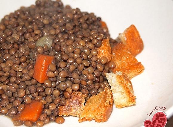Lenticchie con pane croccante