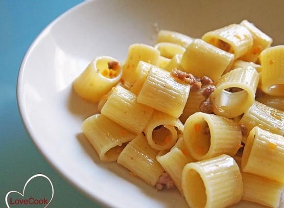 Mezze maniche al ragù bianco