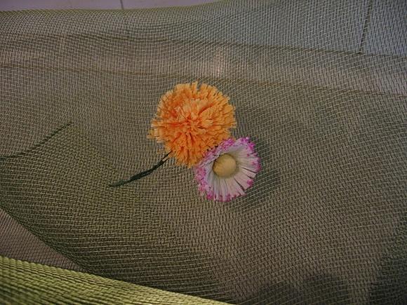 Fiori di carta crespa con fiore di tarassaco e margherita di prato gialla