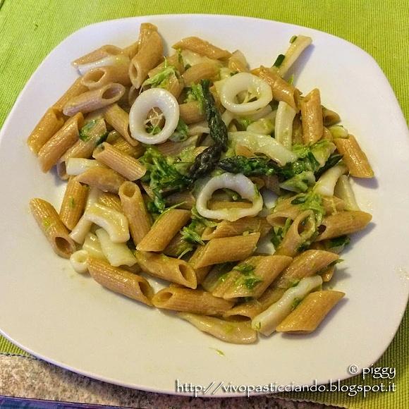 Pasta integrale con asparagi e calamari
