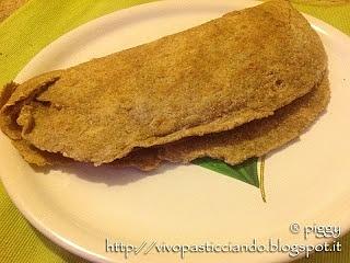 Piadina di farro integrale con crudo, pomodorini e melanzane grigliate