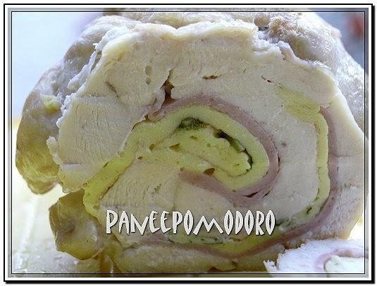 Rotolo di petto di pollo ripieno