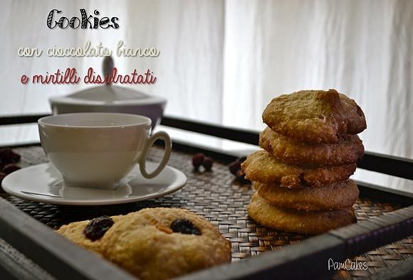 Cookies con cioccolato bianco e mirtilli disidratati